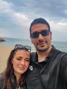 Couple en bord de mer lors d’un moment détendu, illustrant l’authenticité et la complicité au cœur de Forever Day Events.