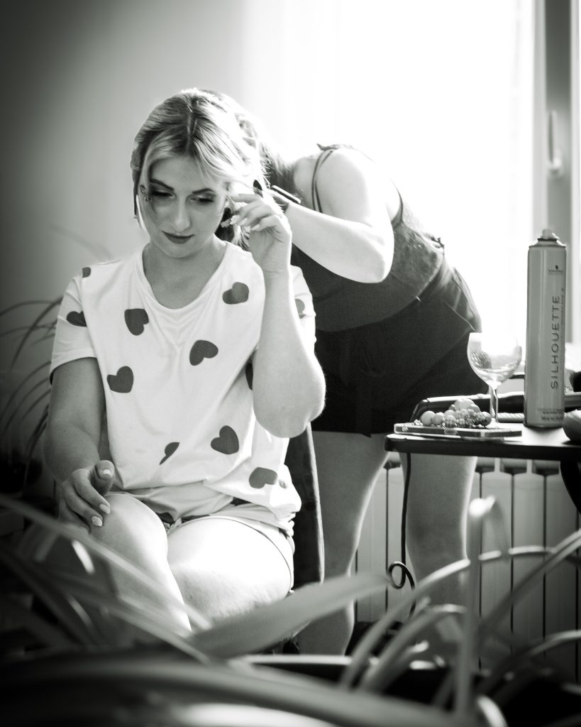 Préparation d’une mariée en train de se faire coiffer avant la cérémonie.