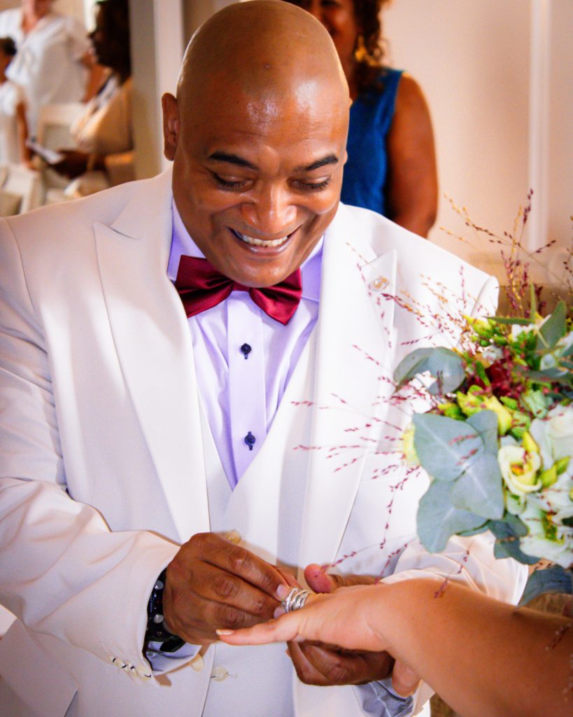 Mariage civil avec échange d’alliances, un moment joyeux entre les mariés.